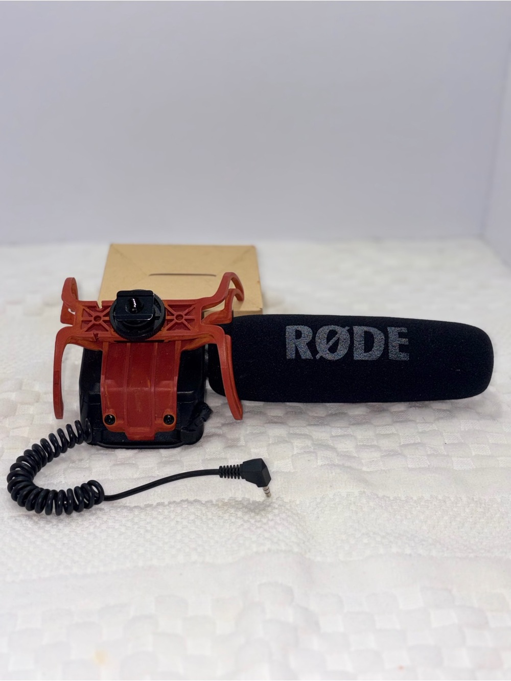 RØDE On-Camera Shotgun Microphone with Red Shock Mount - Black